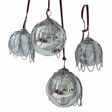 Loberon Weihnachtskugel 4er Set Parelle, Orientalischer Look, Mudgeblasen, mit Kettchen Verziert, Weihnachten, Weihnachtsschmuck, Christbaumkugeln, Glas, Eisen, antiksilber im Sale